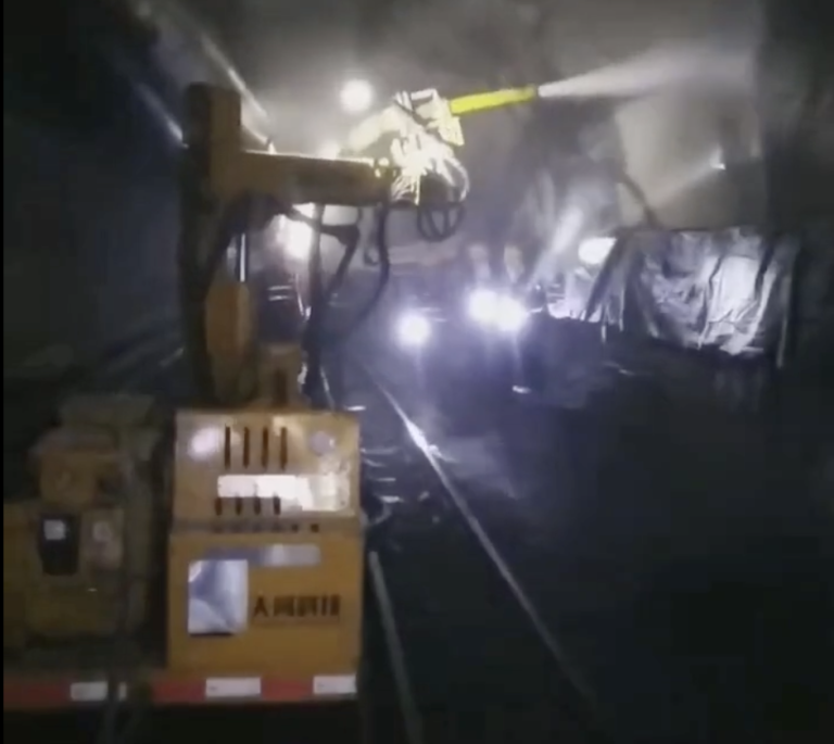 “机器人+”典型应用场景案例集–矿山领域机器人典型应用场景：井下喷浆作业